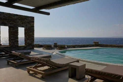 5 bedroom villa with pool, sunset views, direct access to the sea