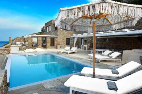 Waterfront villa with a swimming pool, sea view and direct access to the sea