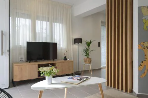 Onar Elegant Beachside Home