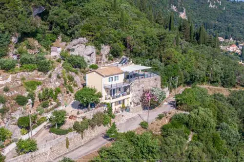 Mountain Retreat Apt with Sea View