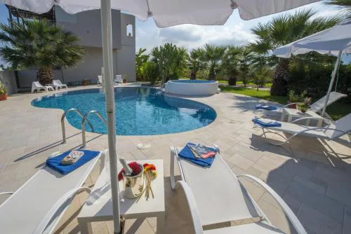 Xenos Villa 2 With 5 Bedrooms private swimming pool, near the sea