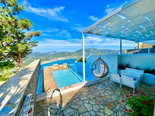 Zeus Throne Suites