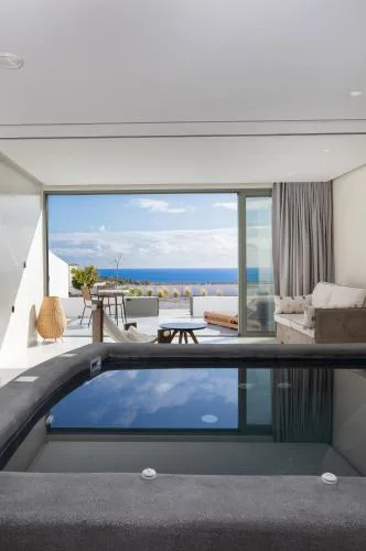 Acro Caldo Suites