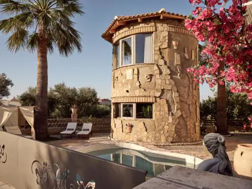 Ilision Stone Tower - Private Heart-Shaped Pool