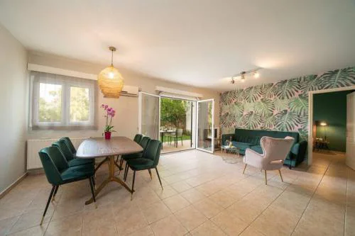 Central & Elegant Suite with private garden