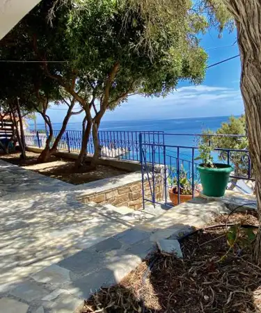 Πέτρινη αυλή, Αρμενιστης Ικαρια