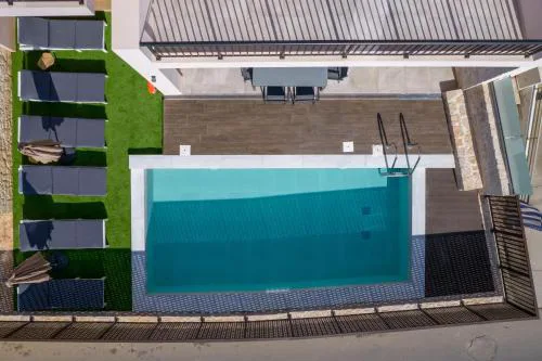 Anna's Residence with Private Pool