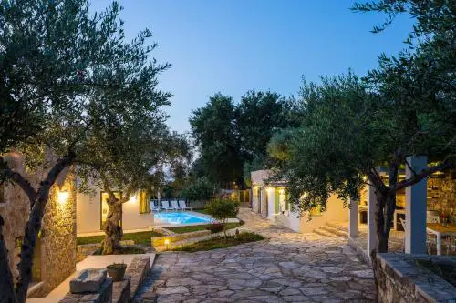 Nature Retreat Green Oasis Villa with Private Pool & Rooftop Hot Tub