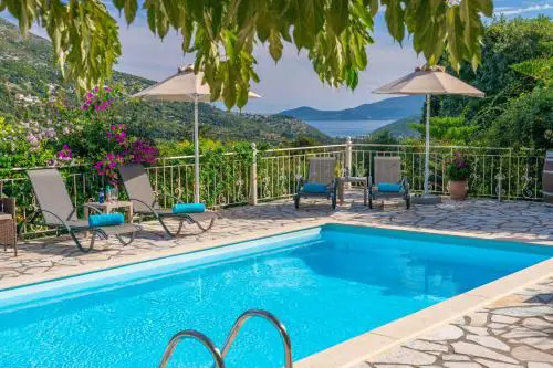 Villa Regina -Hidden Eden with Treehouse & Heated Pool