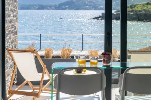 Beachfront Salty Sea Luxury Suite 2