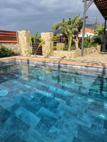 Victoria's Luxury Apartment - Private pool, Jacuzzi, Fireplace