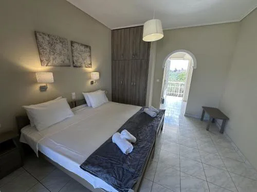 Kondarini's Sea View Studios - Close to the beach, by ZanteWize