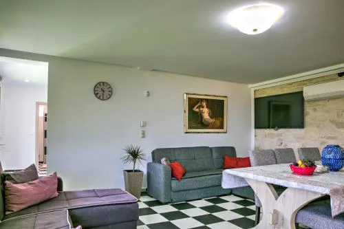 Ermis house