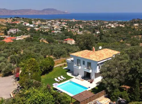 Beautiful 5bedroom villa big pool, close to beach!