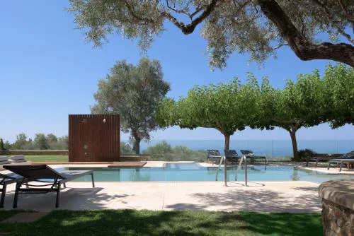 TheTree Villa, with Heated Pool & Spa Whirlpool