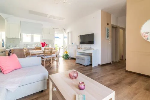 Sophia's Comfortable Home with a Private Backyard