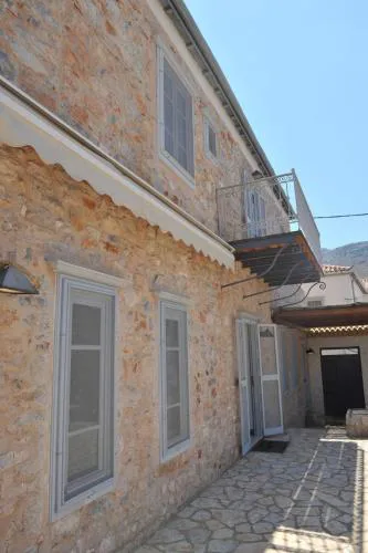 Zeus House by GHH