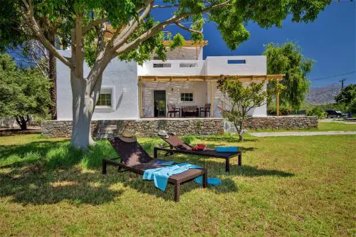 Villa Komorebi Detached 3 Bedroom Grand Estate, 2500m2 Private Garden, Walk to Beach & Town
