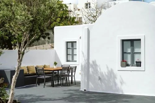 3-Room, 3-Bath Family Villa with Massive Pool, Central Location, Seconds from Cliff!
