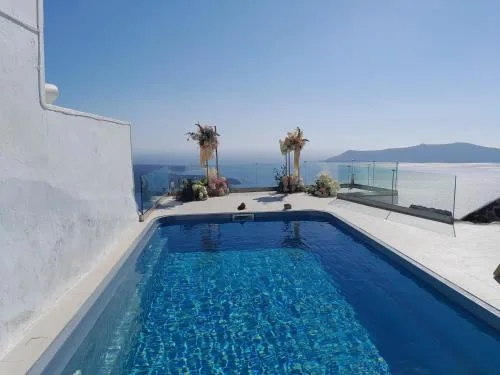 Cave Traditional House on the cliff with shared pool & Buffet Breakfast