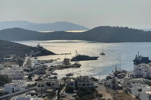 Villa surplombant le port d'Ios, Cyclades Grecques