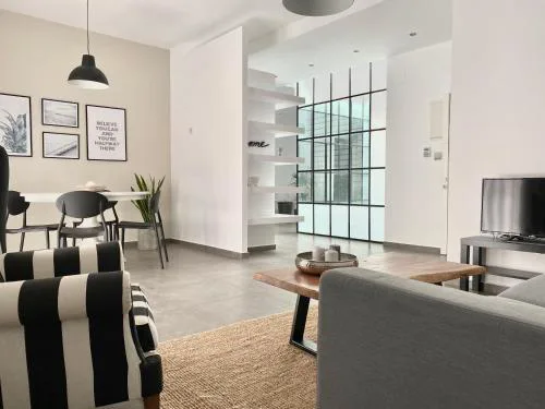 Central, spacious and bright 2-bedroom apartment.