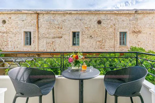 Chandakos 8 Design Apts