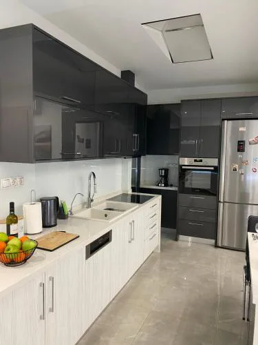 Ivory Style Maisonette near Downtown