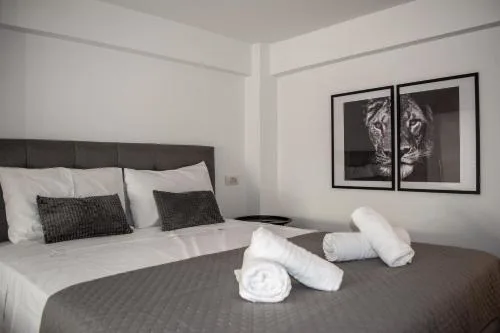 Uni Island - Metropolis Suites