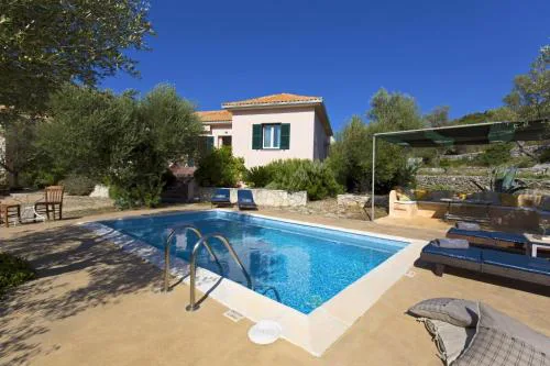 Loutsa Villa