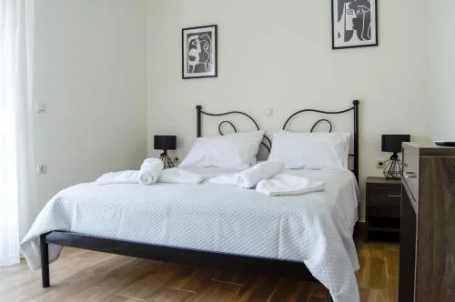 House - Sleeps 4 - Private Courtyard - Parking