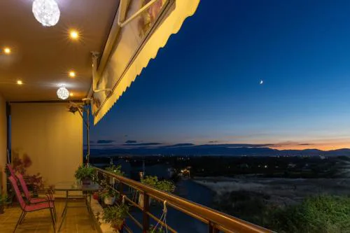 The Sunset Haven Kastoria - Modern Lake Elegance