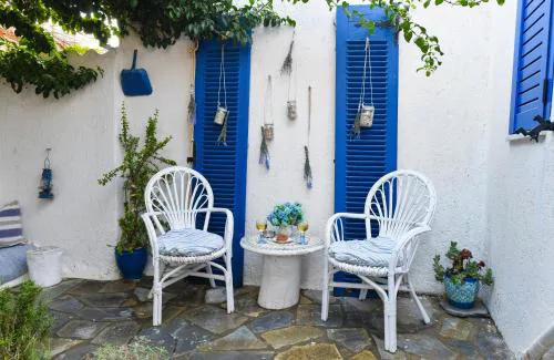 Small traditiional home near the shops and restaurants in Korissia, Kea