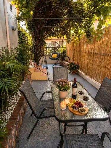 Bloom in the City- Cozy Apartment with Private Garden