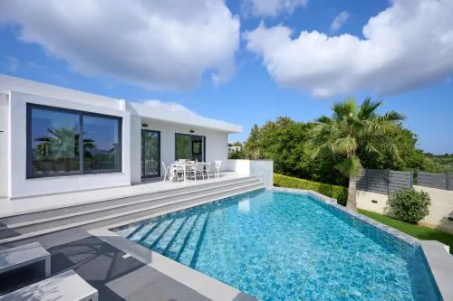 Kyamon Luxury Villa with Heated Saltwater Pool Near Chania