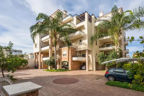 Luxury Coastal Retreat, Mountain View Balcony with Palm Trees & Parking