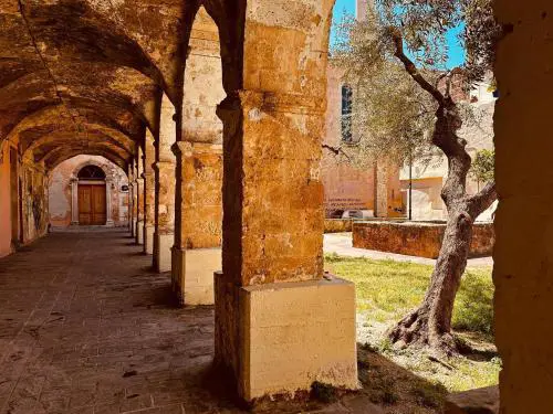 Roussos Place - Next To Splantzia Square - 2bd 2ba