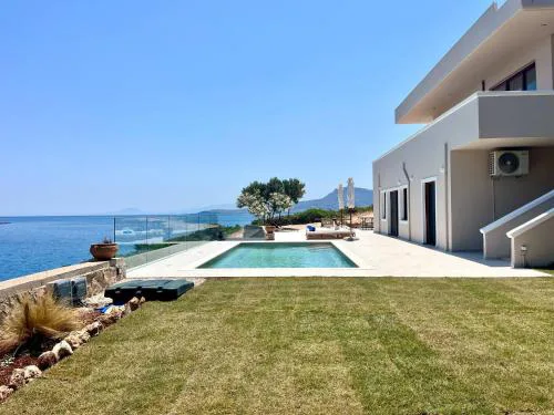 SeaWave Villas with Heated Pools, By Hellocrete