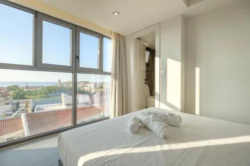 Sky-High Central Penthouse w. Stunning Views - 01