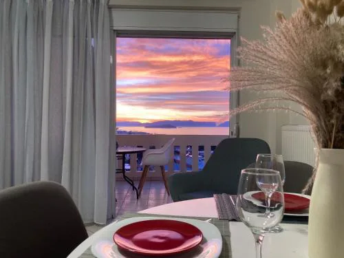 Stephanie's Place - Charming Apartment with Sea View