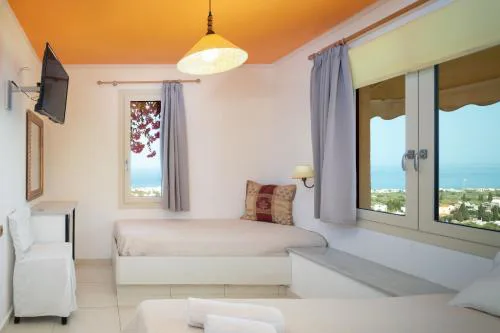 3 Bedroom House - Sleeps 15 - Pool Garden Wifi