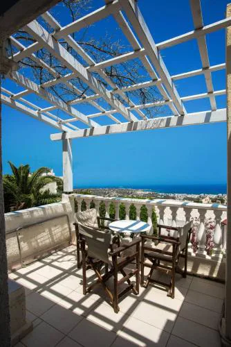 Entire private Suite Sea Full View with balcony, shared pool and Air conditionin
