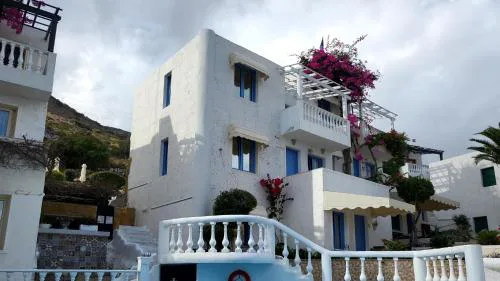 Quadruple Room full view in blue apartment mountain view