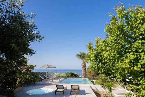 Queen's Gem Luxury Villa - Heated Jacuzzi & Pool