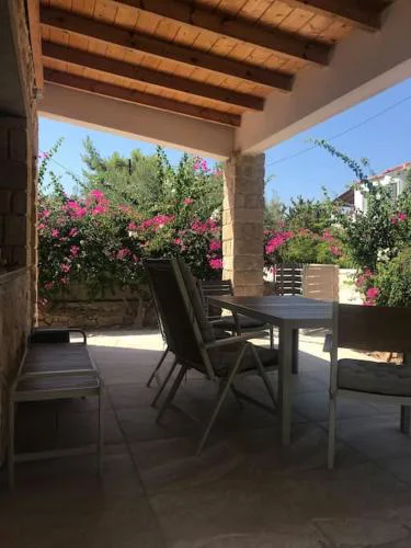 Πέτρινη κατοικία στην Αίγινα - Stone House in Aigina