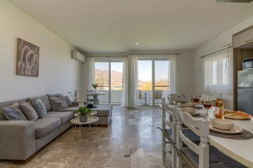 Balos Breeze Seaside House - Walk to Beach