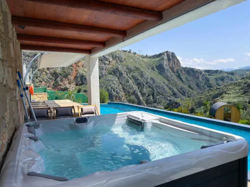 Heated Private Ozone Salt Pool, Jacuzzi, Cinema Inside & Outside, Ping Pong, Billiard, Ps5, Playground, Giant Chess, Giant Monopoly, Table Football, 3x Surround Sound - Villa Rokka Luxe