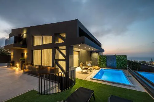 Villa Ria, 4 bedrooms with Private Pool & Sea View