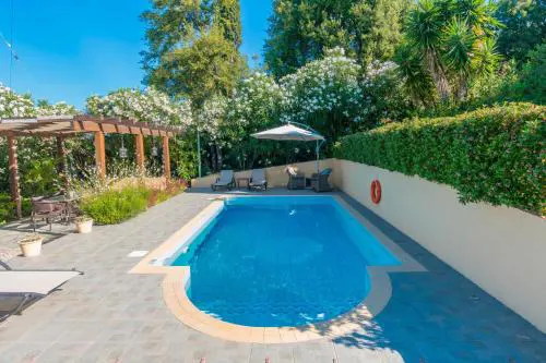 Blue Coast Suites - Seaside Retreat with Pool in Exclusive Kommeno