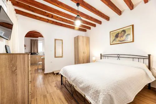 Elena's Garden Living - Near Port, City Centre